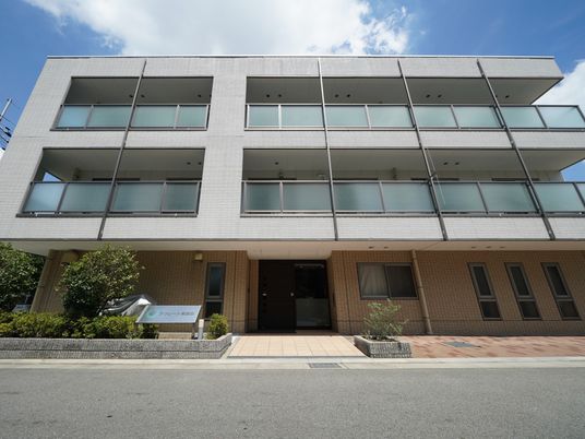 明るく清潔な建物外観