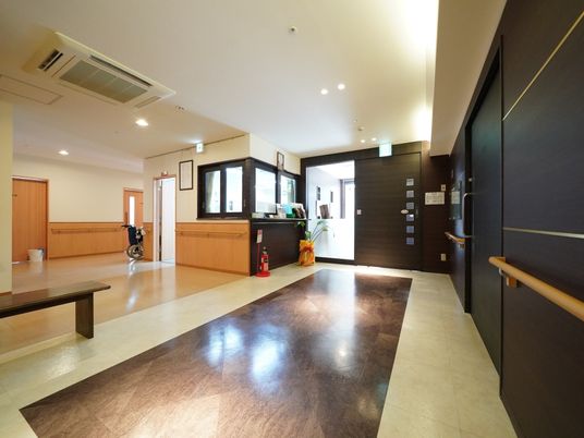 清潔感のある施設のエントランス