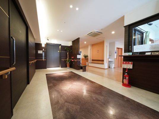 明るい広々としたロビー