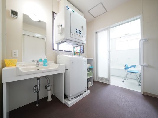 洗面台とバリアフリー浴室