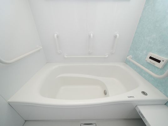 手すり付きの浴槽