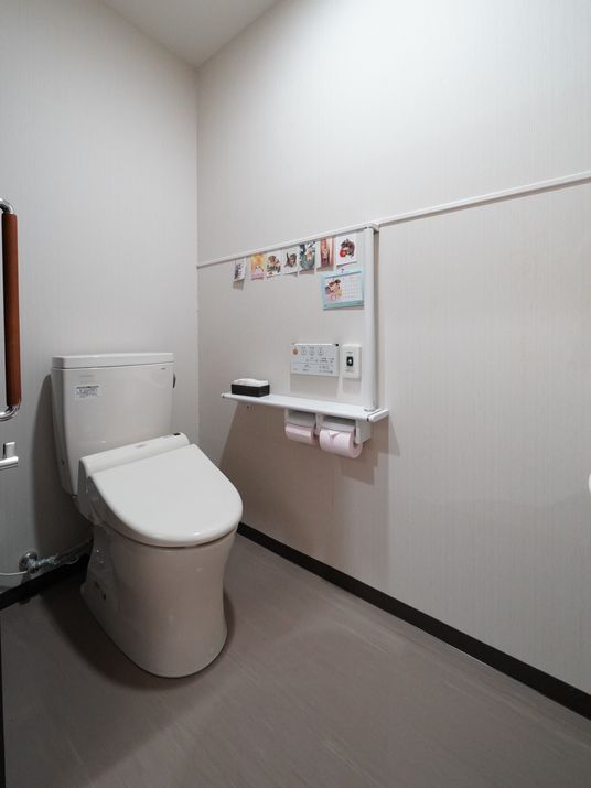 バリアフリー設計のトイレ