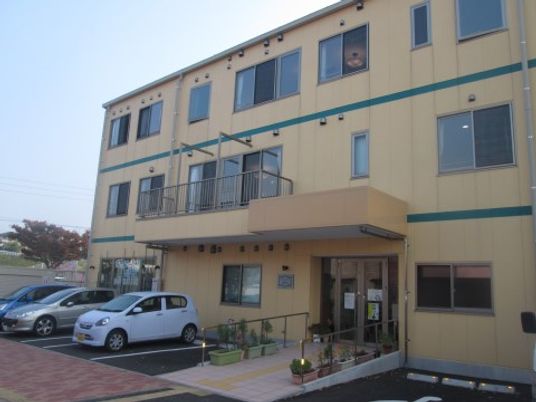 明るい外観の建物エントランス
