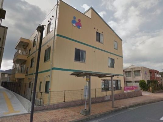 建物の外観とバス停