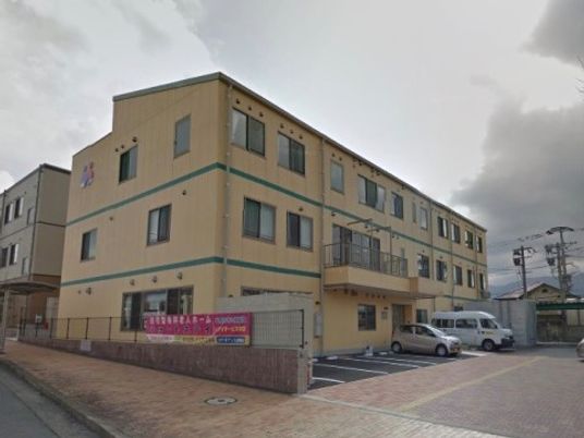 3階建ての建物外観