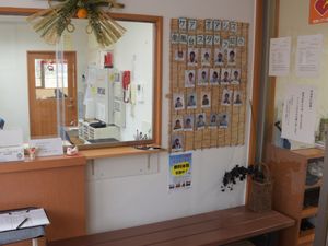 フロントカウンターと掲示板