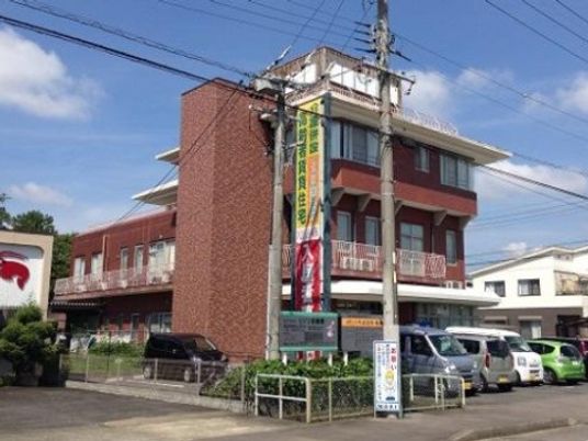 赤茶色の壁の建物外観