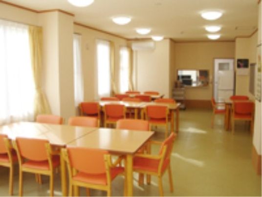 明るい食堂の空間