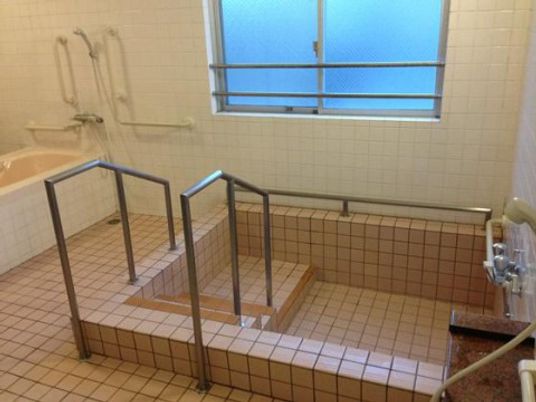 手すり付きの浴室