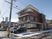 赤茶色の建物と雪の風景