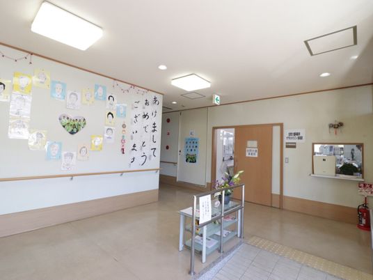 廊下に飾られた肖像画と掲示物