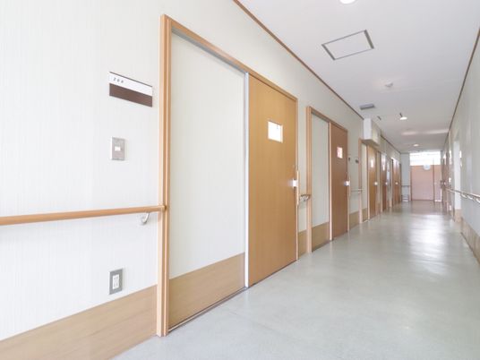明るく清潔な廊下