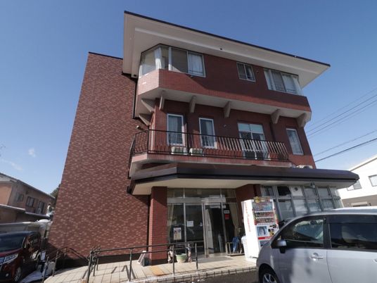 赤茶色の建物の外観