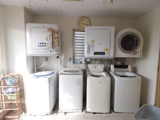 洗濯機と乾燥機の並ぶ空間