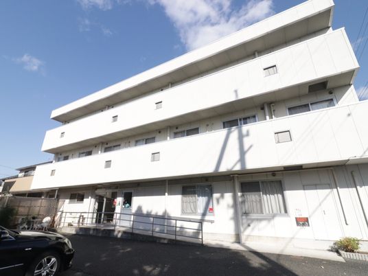 白い建物の外観