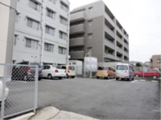 多階層建物と駐車場