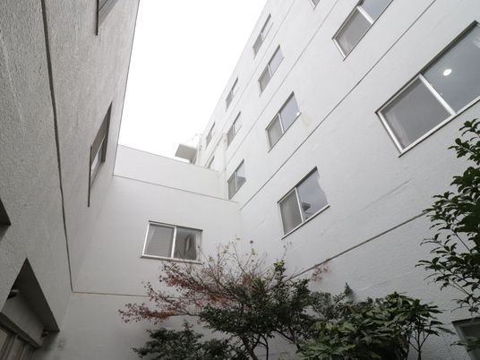 白壁の建物と緑の木々