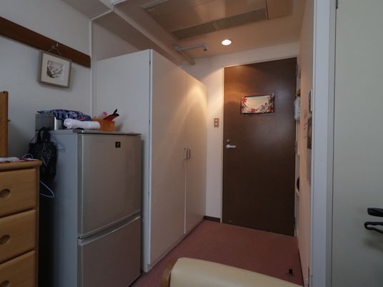 居室の一角と入口