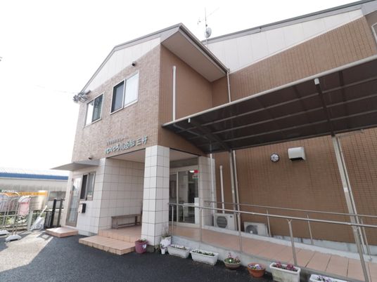 明るい施設の入り口外観