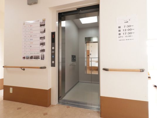 開かれたエレベーターの扉