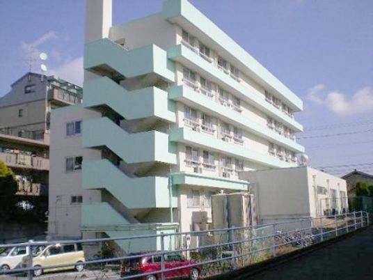 明るい外観の建物