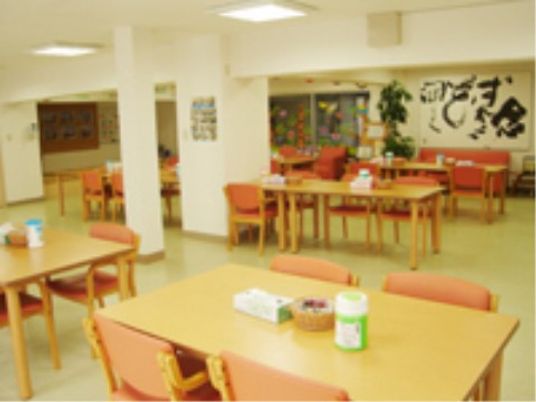 広々とした明るい食堂