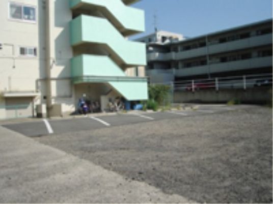 建物の外観と中庭