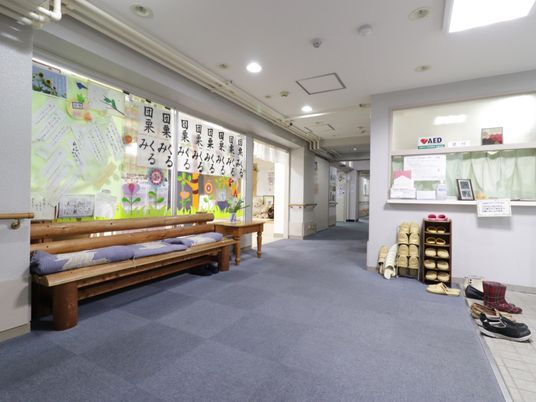 広々とした明るい廊下