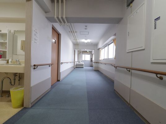 手すり付きの明るい廊下