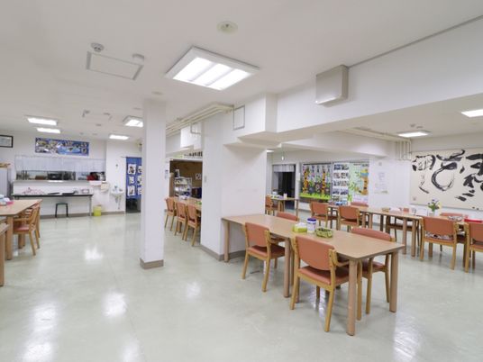広々とした明るい食堂