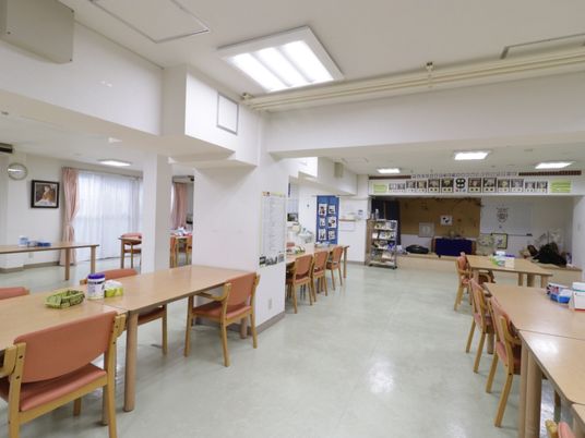 広々とした食堂空間