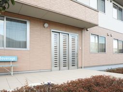 入口付近の建物外観