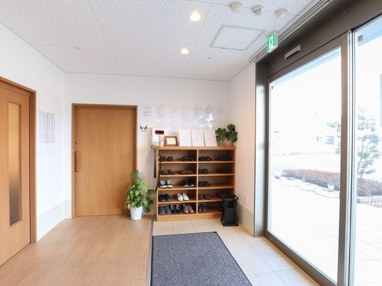 玄関ホールの明るい空間