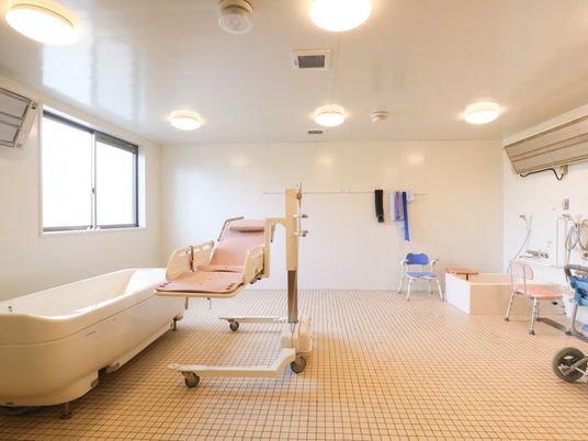 明るい設備の浴室