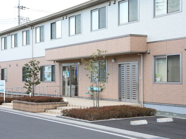 清潔感のある建物の外観 スライドショー 明るく清潔な外観は訪れる方々を温かく迎え、心地良い環境を提供しています。