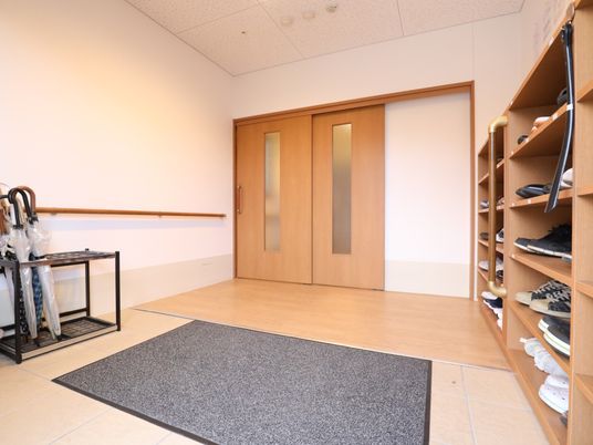 玄関エリアの整った空間