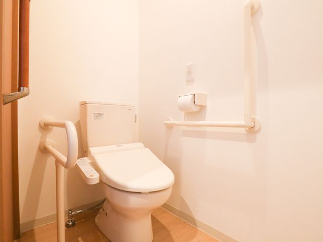 バリアフリートイレ設備 スライドショー 手すり付きの清潔なトイレです。安心してお使いになれる工夫がされています。