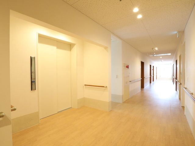 明るい廊下の風景 スライドショー ゆったりとした空間の廊下は、ゆとりを持って移動することができるよう設計されています。手すりも完備され、安全に配慮されています。