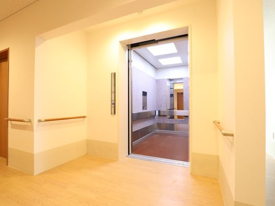 バリアフリー設計のエレベーター