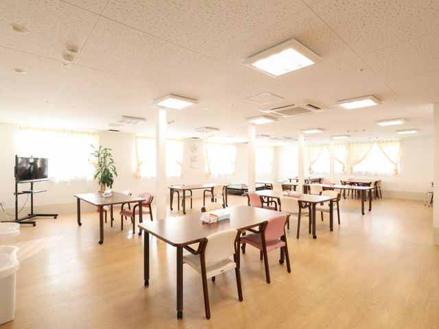 明るいダイニングルーム スライドショー 明るく開放的なダイニングルームは、皆様の憩いの場としてご用意しています。大画面テレビも完備しており、共に楽しいひと時をお過ごしいただけます。
