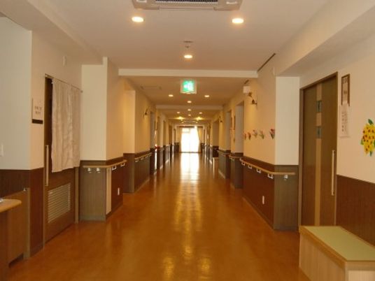 明るく広い施設の廊下