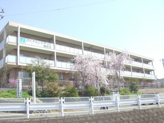 桜並木沿いの施設外観