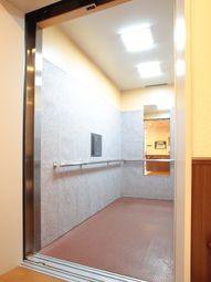 清潔なエレベーター内部