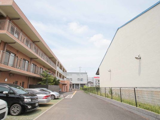 明るい外観の建物