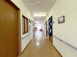 明るく広い廊下