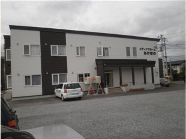 施設の落ち着いた外観 外観 白と茶色の外壁が印象的な建物です。清潔感のあふれるこの場所で、ご一緒に働いてみませんか。