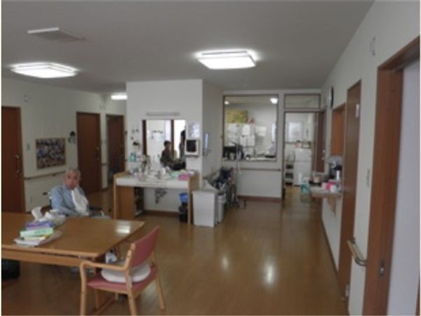 明るい居室の様子