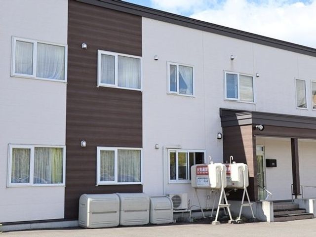 外観 外観   落ち着いた色合いの2階建て建物で、窓が多く並んでいます。出入口まわりもすっきりしており、働く場の雰囲気が伝わります。