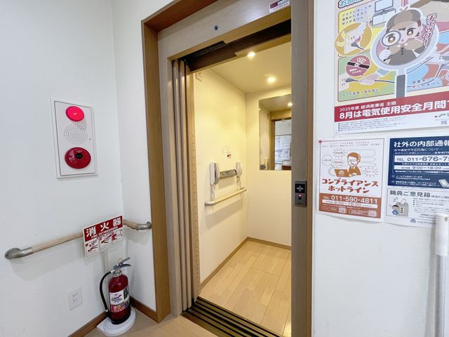 明るいエレベーター エレベーター 広々とした空間が魅力のエレベーターです。安全に配慮されており、安心して利用できます。