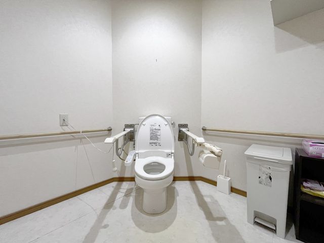 安心の設備が整ったトイレ トイレ 手すりが付いた広々としたトイレです。安全に配慮され、快適に使用できる環境です。